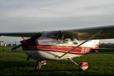 Cessna 172 OO-WVS parked at the Zoute Aviation Club hangar