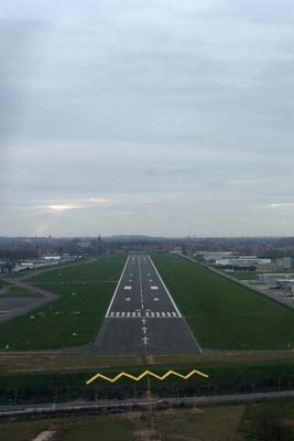 Final runway 25 at EBKT