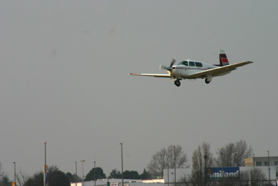 N201DJ final runway 20