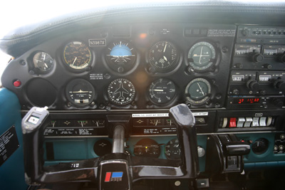 Cockpit Piper PA-28 N3987X