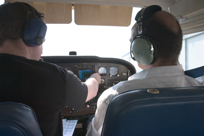 Preparing teh cockpit of the Cessna 172 RG