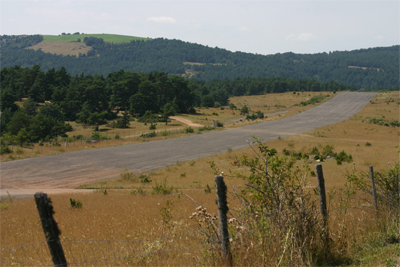 Sloped runway at La Canourgue