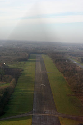 Short final runway 25 in Ursel (EBUL)