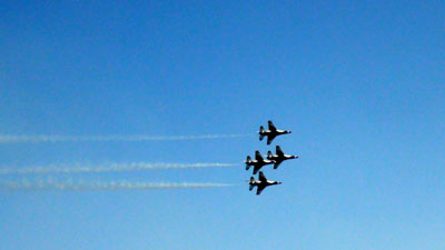 The Thunderbirds in tke sky